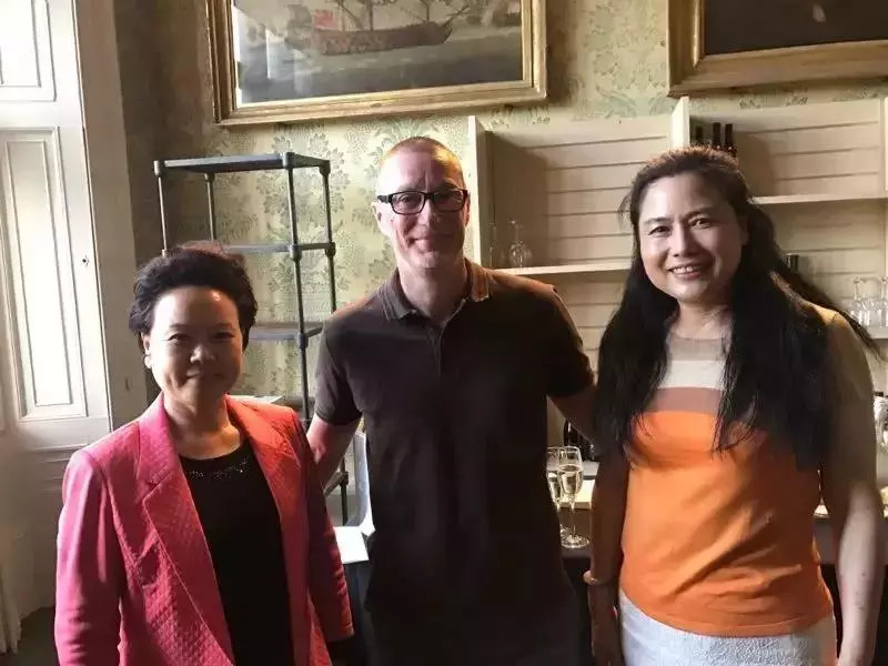 浙江省貿(mào)促會吳桂英會長、英國諾丁漢郡政府首席執(zhí)行官安東尼·梅先生與陶曉鶯董事長親切交談.jpg 浙江省貿(mào)促會吳桂英會長、英國諾丁漢郡政府首席執(zhí)行官安東尼·梅先生與陶曉鶯董事長親切交談.jpg