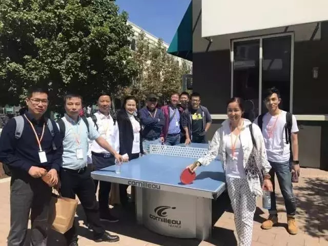 陶曉鶯董事長隨代表團(tuán)到Facebook參觀考察(據(jù)說扎克伯格在工作閑暇之余會來此打乒乓).jpg 陶曉鶯董事長隨代表團(tuán)到Facebook參觀考察(據(jù)說扎克伯格在工作閑暇之余會來此打乒乓).jpg