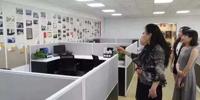 陶董邀媒體記者參觀三替集團(tuán)總部.jpg 陶董邀媒體記者參觀三替集團(tuán)總部.jpg