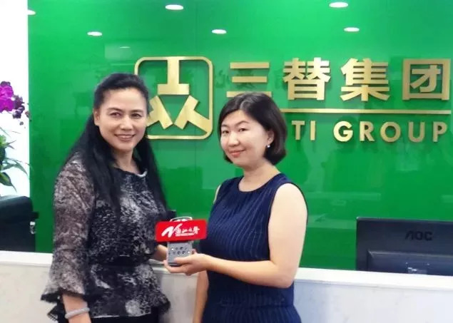 陶曉鶯董事長與浙江之聲記者合影.jpg 陶曉鶯董事長與浙江之聲記者合影.jpg